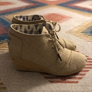 TOMS Burlap Wedged Booties Size 8